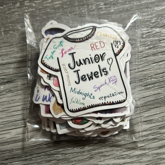 Taylor Swift Keychain & Sticker Pack - Picture 4 of 4